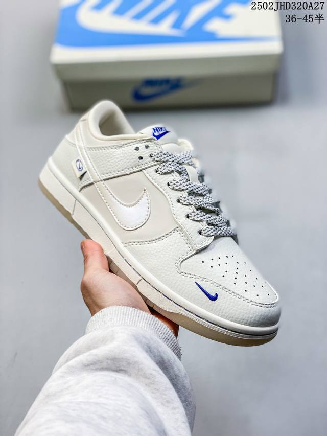 Stussy X Nike Dunk Low 流沙金 此款主张打破传统的工业化流水线设计限制，以Made By Ideas的超级创意为理念，集结众多潮流设计师，