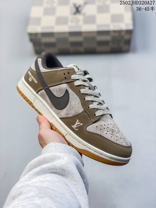 Stussy X Nike Dunk Low 流沙金 此款主张打破传统的工业化流水线设计限制，以Made By Ideas的超级创意为理念，集结众多潮流设计师，