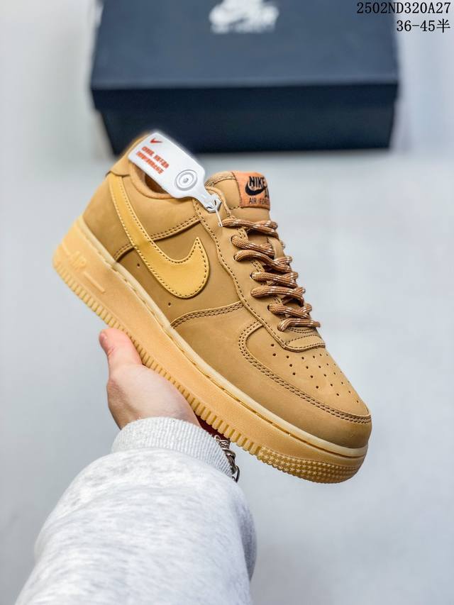 耐克Nike Air Force 1’07空军一号低帮百搭休闲运动板鞋。柔软、弹性十足的缓震性能和出色的中底设计，横跨复古与现代的外型结合，造就出风靡全球三十多