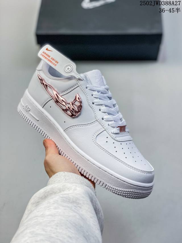 耐克Nike Air Force 1’07空军一号低帮百搭休闲运动板鞋。柔软、弹性十足的缓震性能和出色的中底设计，横跨复古与现代的外型结合，造就出风靡全球三十多