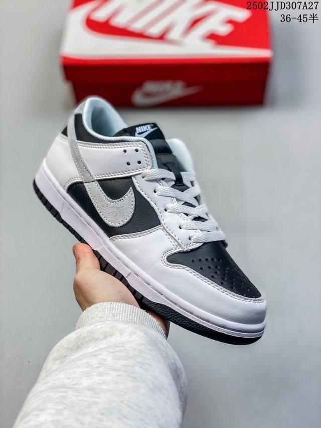 Nike Dunk Low “Reverse Panda” 反转熊猫2.0 配色方面彻头彻尾将 熊猫 Dunk 进行反转，白色内衬与白色外底，内外呼应，视觉表现