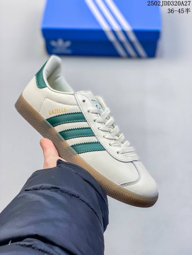 阿迪达斯 Adidas 三叶草Gazelle系列休闲鞋男女经典运动鞋，鞋身特殊的猪八皮革材质和简单百搭的特点，让 Gazelle 一直活跃在街头。T字鞋头、压模