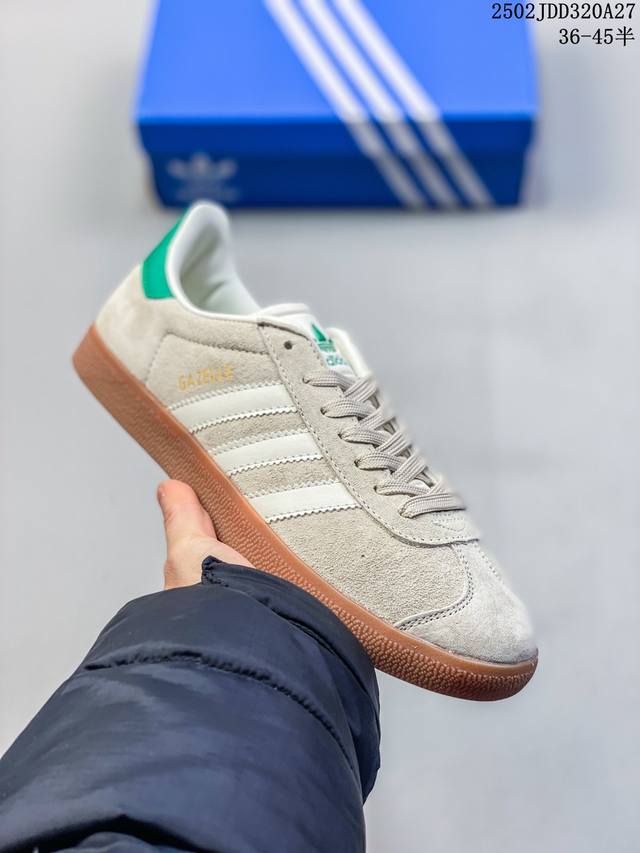 阿迪达斯 Adidas 三叶草Gazelle系列休闲鞋男女经典运动鞋，鞋身特殊的猪八皮革材质和简单百搭的特点，让 Gazelle 一直活跃在街头。T字鞋头、压模