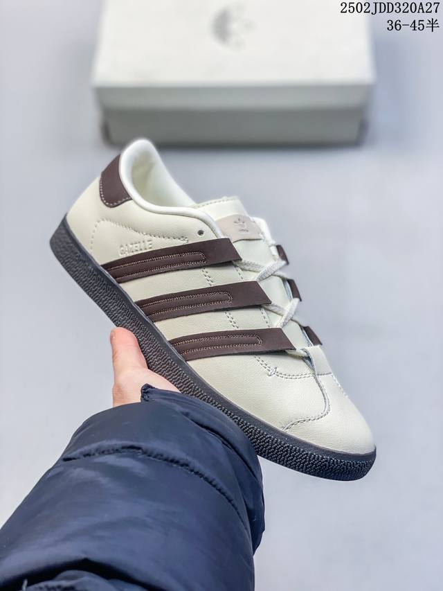 阿迪达斯 Adidas 三叶草Gazelle系列休闲鞋男女经典运动鞋，鞋身特殊的猪八皮革材质和简单百搭的特点，让 Gazelle 一直活跃在街头。T字鞋头、压模