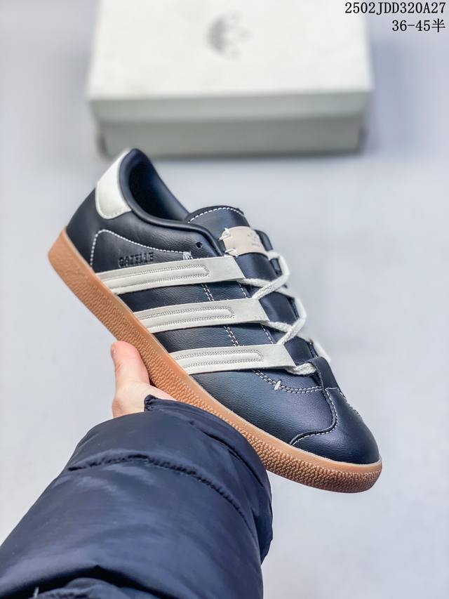 阿迪达斯 Adidas 三叶草Gazelle系列休闲鞋男女经典运动鞋，鞋身特殊的猪八皮革材质和简单百搭的特点，让 Gazelle 一直活跃在街头。T字鞋头、压模