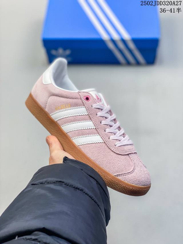 阿迪达斯 Adidas 三叶草Gazelle系列休闲鞋男女经典运动鞋，鞋身特殊的猪八皮革材质和简单百搭的特点，让 Gazelle 一直活跃在街头。T字鞋头、压模