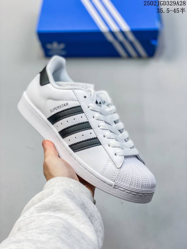 阿迪达斯 Adidas Superstar 三叶草经典贝壳头系列 新款休闲板鞋潮流男女士运动鞋 。鞋面柔软皮革材质 标志性的贝壳鞋头，锯齿三条纹，简约的线条。就 - 点击图像关闭