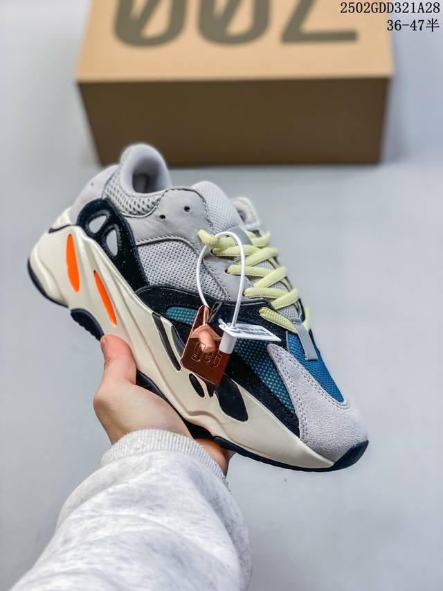 公司级 阿迪达斯 Adidas Yeezy Boost 椰子 700 限量3M休闲运动跑步鞋复古厚底增高老爹鞋。鞋面由皮革和绒面革打造，部分网眼面料的使用提供了 - 点击图像关闭