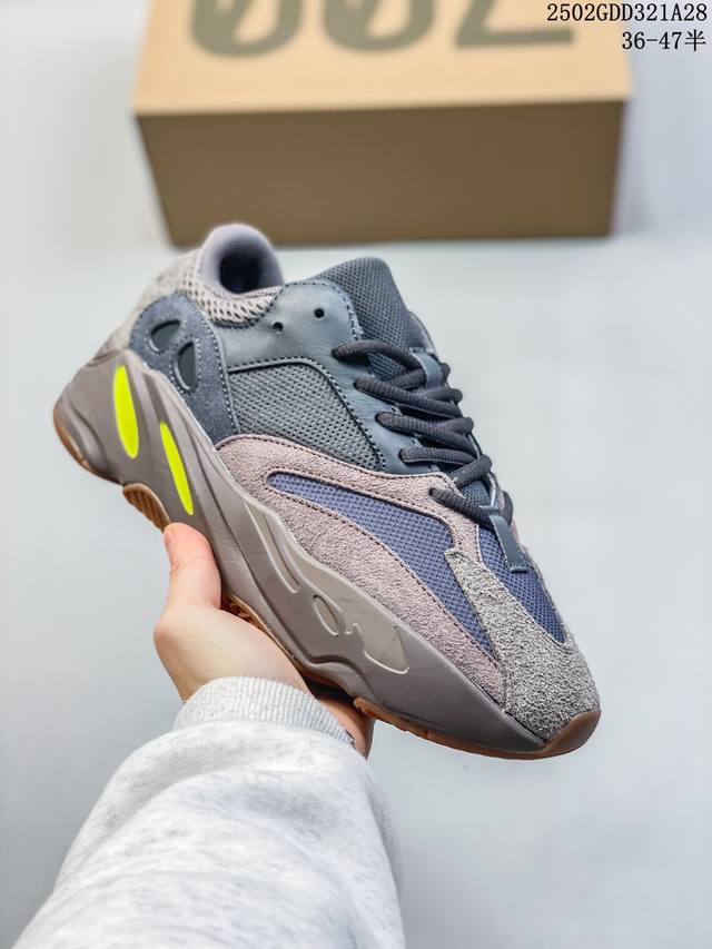 公司级 阿迪达斯 Adidas Yeezy Boost 椰子 700 限量3M休闲运动跑步鞋复古厚底增高老爹鞋。鞋面由皮革和绒面革打造，部分网眼面料的使用提供了