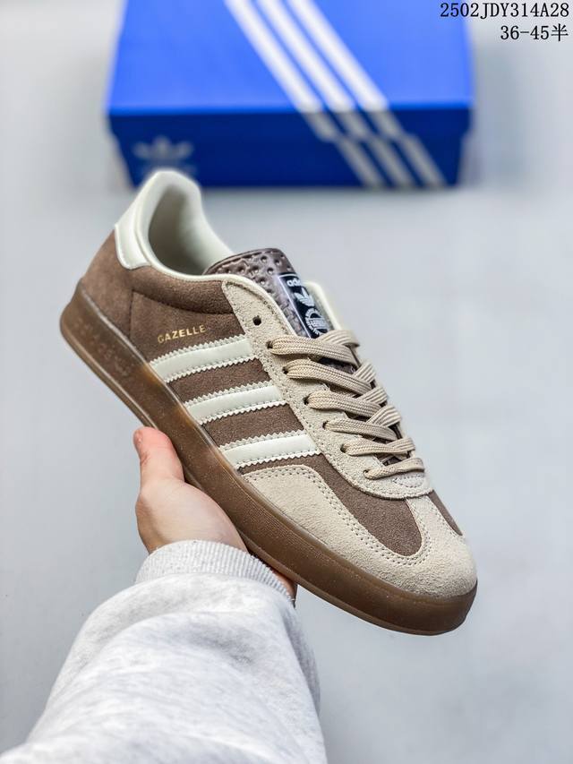 公司级Adidas Originals Gazelle Indoor 三叶草休闲防滑耐磨低帮板鞋 鞋头出色设计 塑就出众贴合感 稳固的后跟贴合足部曲线设计 软弹