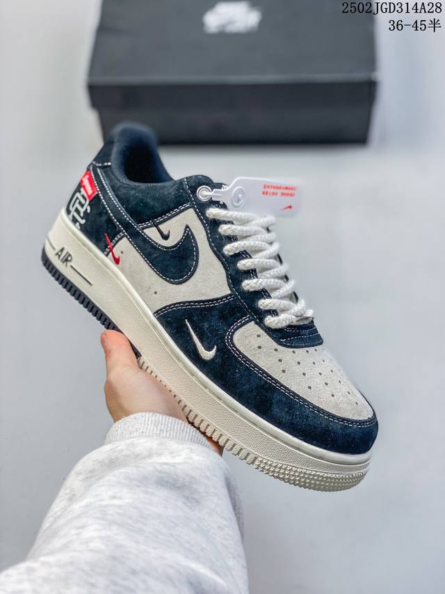 真标耐克Nike Air Force 1“07空军一号低帮百搭休闲运动板鞋。柔软、弹性十足的缓震性能和出色的中底设计，横跨复古与现代的外型结合，造就出风靡全球三