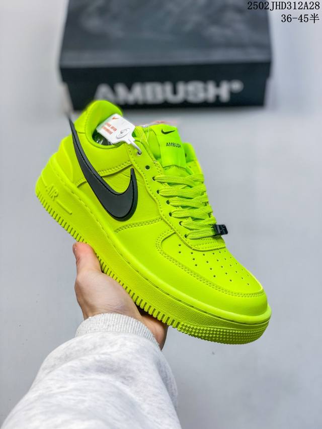 性价比真标半码Off-White X Nike Air Force 1 Ow联名空军一号 鞋款延续了此次联名的设计风格，整体以白色为主调，鞋身内侧同样印有大面积