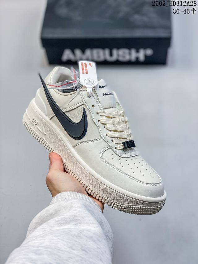 性价比真标半码Off-White X Nike Air Force 1 Ow联名空军一号 鞋款延续了此次联名的设计风格，整体以白色为主调，鞋身内侧同样印有大面积