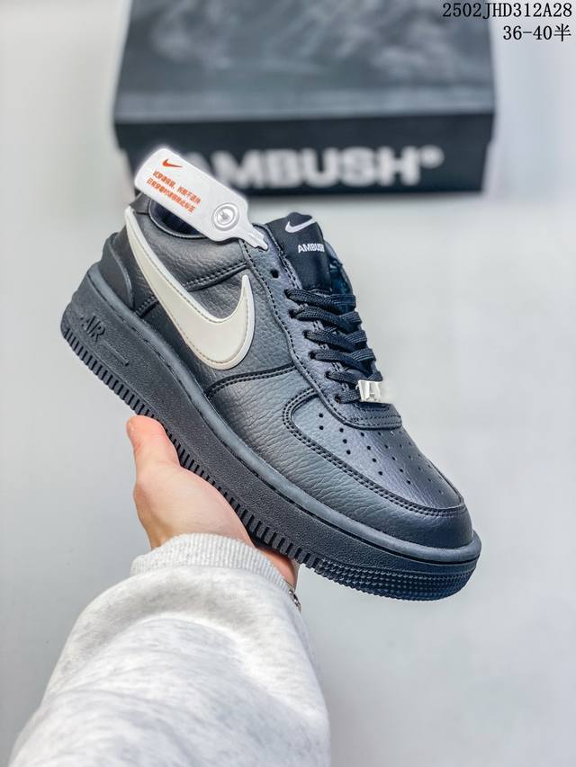 性价比真标半码Off-White X Nike Air Force 1 Ow联名空军一号 鞋款延续了此次联名的设计风格，整体以白色为主调，鞋身内侧同样印有大面积