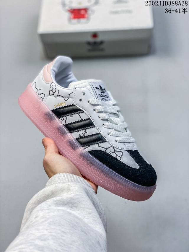 Adidas 阿迪达斯 公司级 德迅系列 男女鞋半码制，原楦原纸版数据开发，采用软质纤维革组合翻毛皮饰片鞋面材质，内环保可再生海玻璃鞋垫，外置Rb耐磨防滑橡胶大