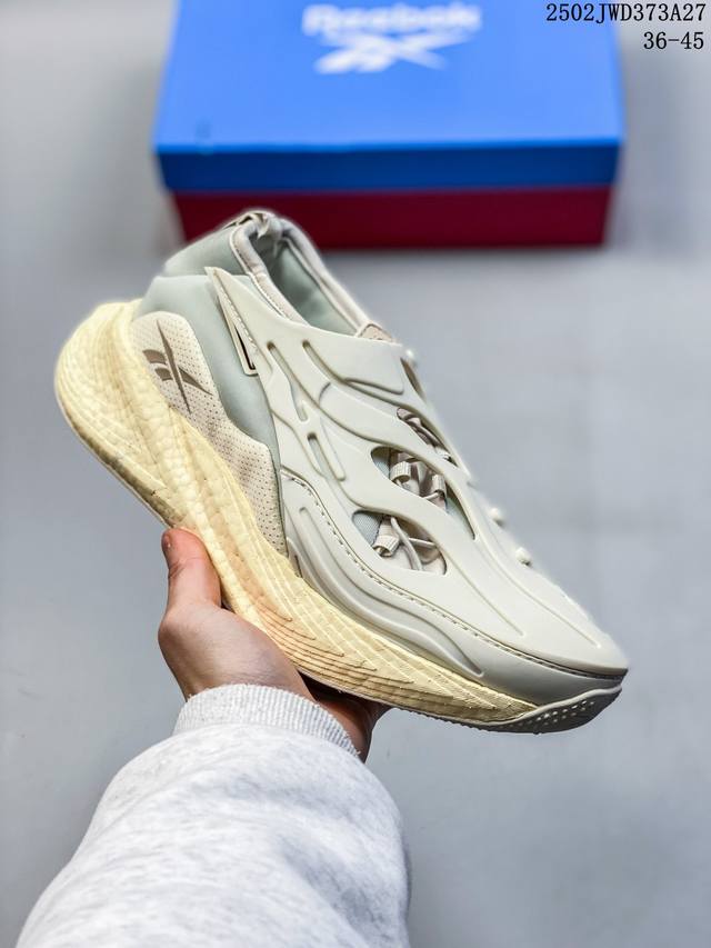 新品 Reebok锐步官方24秋冬男款Bb4500Dmx时尚休闲运动鞋篮球鞋经典复古撞色时尚潮流百搭板鞋。鞋子的做工精细，每一个细节都处理得非常到位。无论是缝线