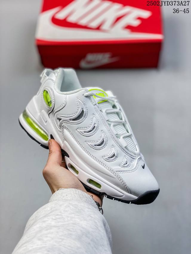 Nike 耐克 1997年诞生的复古跑鞋 Nike Air Metal Max 上个世纪 90 年代的球鞋设计风格，以粗犷轮廓风格著称，比如复古跑鞋 Air M