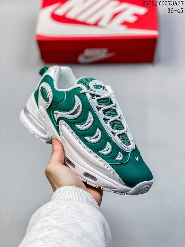 Nike 耐克 1997年诞生的复古跑鞋 Nike Air Metal Max 上个世纪 90 年代的球鞋设计风格，以粗犷轮廓风格著称，比如复古跑鞋 Air M - 点击图像关闭