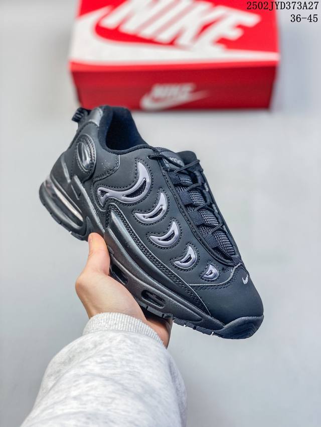 Nike 耐克 1997年诞生的复古跑鞋 Nike Air Metal Max 上个世纪 90 年代的球鞋设计风格，以粗犷轮廓风格著称，比如复古跑鞋 Air M