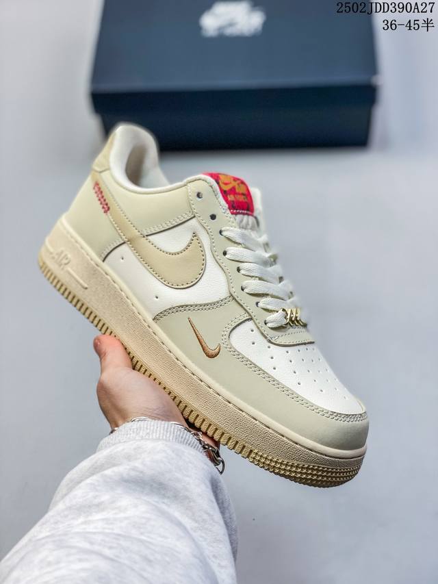 真标耐克Nike Air Force 1“07空军一号低帮百搭休闲运动板鞋。柔软、弹性十足的缓震性能和出色的中底设计，横跨复古与现代的外型结合，造就出风靡全球三