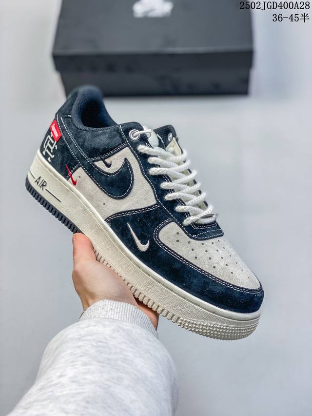 真标耐克Nike Air Force 1“07空军一号低帮百搭休闲运动板鞋。柔软、弹性十足的缓震性能和出色的中底设计，横跨复古与现代的外型结合，造就出风靡全球三