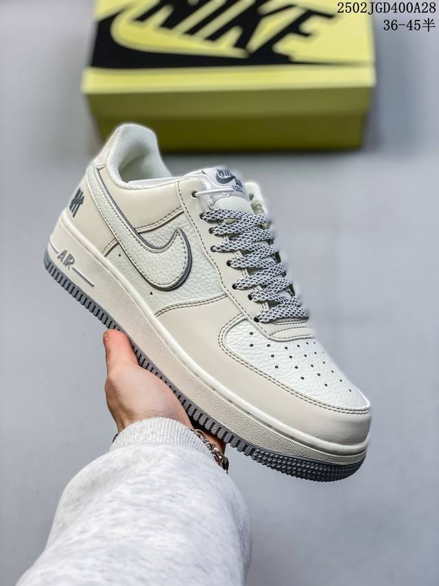 真标耐克Nike Air Force 1“07空军一号低帮百搭休闲运动板鞋。柔软、弹性十足的缓震性能和出色的中底设计，横跨复古与现代的外型结合，造就出风靡全球三