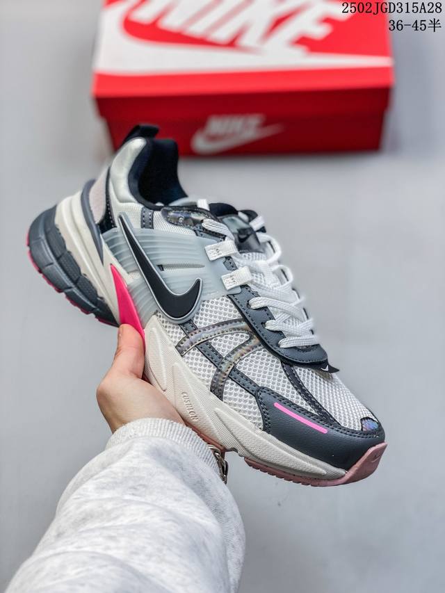 Nike 耐克 V2K Run 减震防滑 复古低帮跑步鞋 超火复古跑鞋，采用太空革组合呼吸网眼布鞋面材质，搭载正确4层组合底模，嵌入Tpu加固稳定模块,双层Md