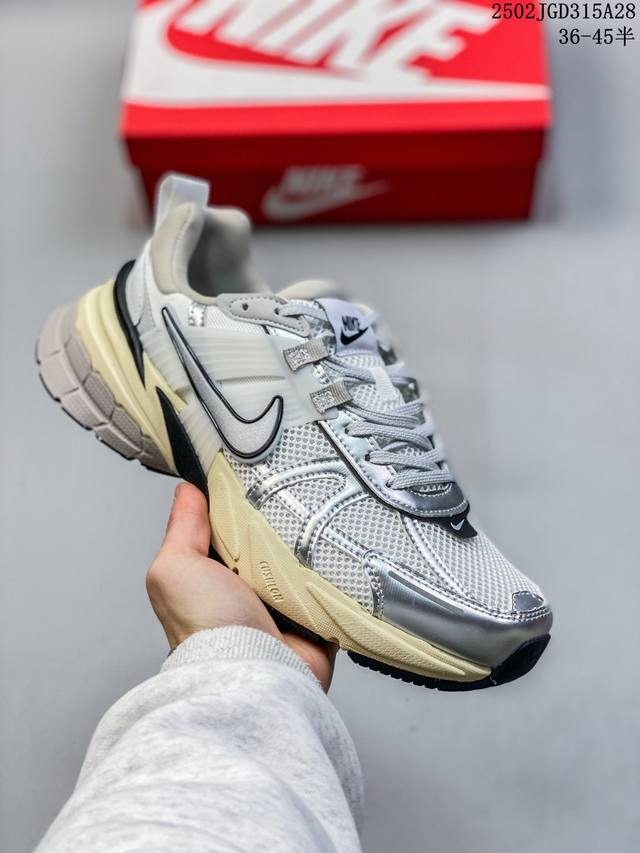 Nike 耐克 V2K Run 减震防滑 复古低帮跑步鞋 超火复古跑鞋，采用太空革组合呼吸网眼布鞋面材质，搭载正确4层组合底模，嵌入Tpu加固稳定模块,双层Md