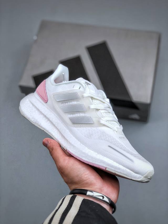 Adidas Pureboost 22爆米花缓震中底跑步鞋。鞋面以织编材质为基底，后及跟脚趾处融全入新设计，通过格网印刷支将撑材料于附鞋面上，既保证支了撑性，又