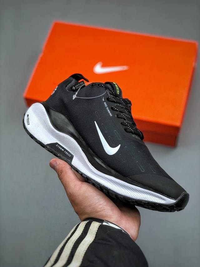 Nike Infinity Run 4 Gore-Tex 耐克防水公路助力畅跑鞋 Fb2204 001 #鞋身融入 Gore-Tex 防水层，搭配柔软鞋口在下雨