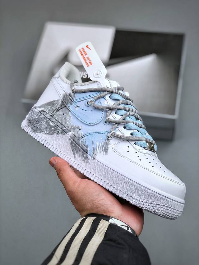 蓝色风暴”订制空军一号板鞋 该定制版球鞋选用原鞋款为Nike Air Force 1'07空军一号低帮休，设计灵感来源于风暴，鞋身以灰蓝为主色调，象征风暴中天空