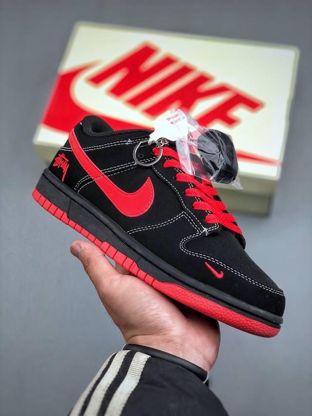 Nike Sb Dunk Low 斯图西联名 猪八红勾 周年高端定制 低帮休闲板鞋 Kk1333-028 #定制鞋盒 大厂纯原品质出货 超高清洁度 皮料切割干净