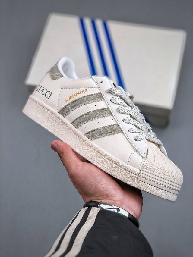 纯原 Guccix Adidas Originals Superstar #贝壳头Gucci联名限定 贴合柔软皮料蓝白色经典配色 ，这其中也包括我们非常熟知的G