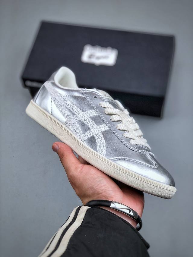 Onitsuka Tiger Tokuten 复古低帮休闲跑鞋 鞋跟 鞋舌处印有鬼塚虎特有的品牌Logo标志提升品牌的认知度 柔软内里材质 穿着更加舒适改良后的