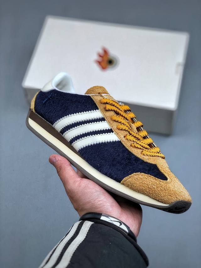 Adidas Originals Country Low Og 复古单品今年崛起的复古款球鞋基本都围绕在Adidas Samba、Gazelle这些室内训练鞋上