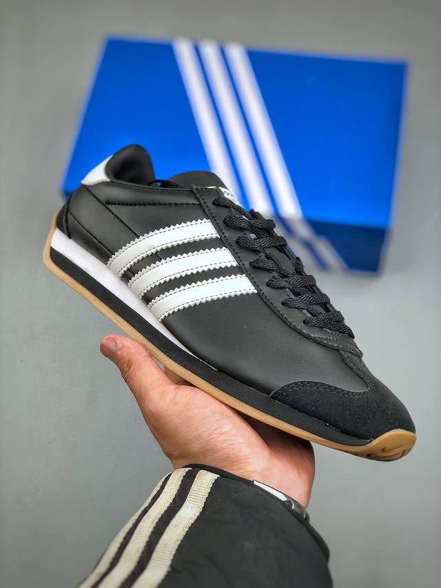 Adidas Originals Country Low Og 复古单品今年崛起的复古款球鞋基本都围绕在Adidas Samba、Gazelle这些室内训练鞋上