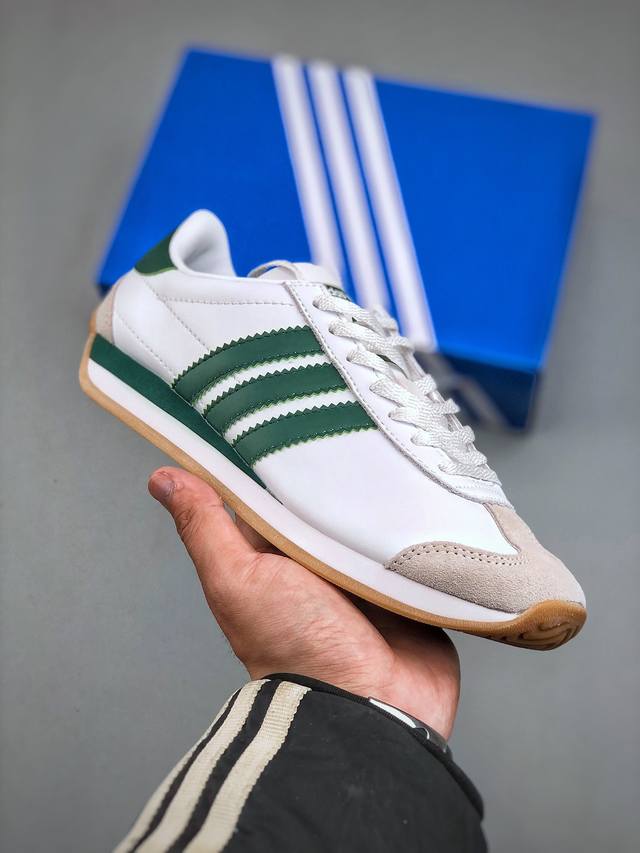 Adidas Originals Country Low Og 复古单品今年崛起的复古款球鞋基本都围绕在Adidas Samba、Gazelle这些室内训练鞋上