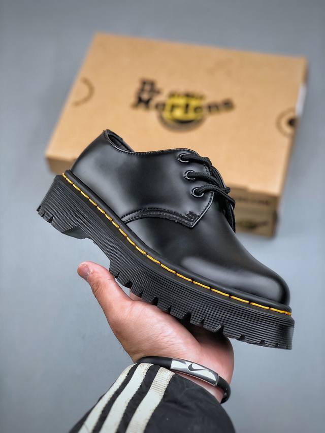 Dr.Martens 马汀博士1461经典低帮亮面系带生活休闲鞋 马汀博士作为一个具有独特魅力的品牌 吸引了一群各具特色、而又崇尚本真精神的人 他们主张表达自我