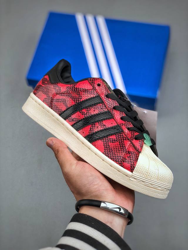 Adidas Superstar 三叶草 蛇年限定 经典贝壳头系列 新款休闲板鞋潮流男女士运动鞋 。鞋面柔软皮革材质 标志性的贝壳鞋头，锯齿三条纹，简约的线条。