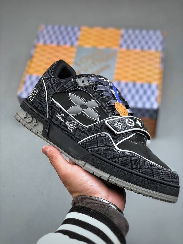 Lv-路易-威登Trainer 2025走秀最新款原版1：1开发复刻！！上脚非常舒适 做工精细鞋面由意大利进口小牛皮拼接，侧边饰有品牌Logo标志，进口网布垫脚