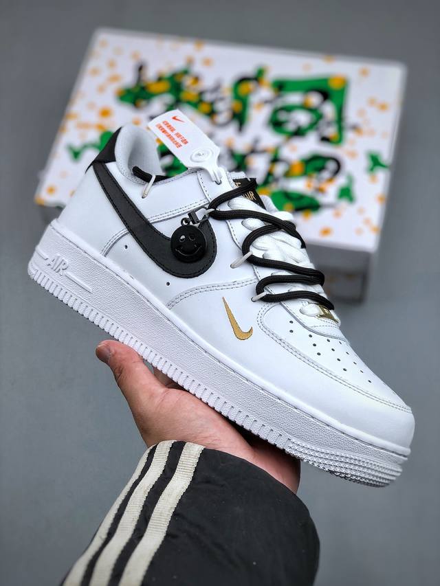 Nike Air Force 1‘07 Low 解构迷你金勾 空军一号低帮休闲板鞋 #整体配色以白黑色为主，解构风格，增加个性的同时提高舒适性。搭配解构风双鞋带