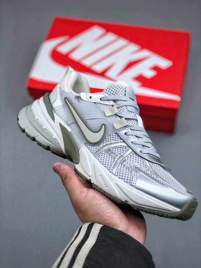 Nike V2K Runtekk 白绿减震防滑复古低帮跑步鞋材质上使用大面积网眼 皮革 Tpu 组成 支撑和透气性肯定不错 中底处由 Cushlon 泡绵打造