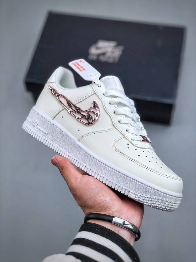 Nike Air Force 1 Low 液态粉金勾 原楦头原纸板 打造纯正空军版型 专注外贸渠道 全掌内置蜂窝气垫 原盒配件 原厂中底钢印、拉帮完美 官方同步