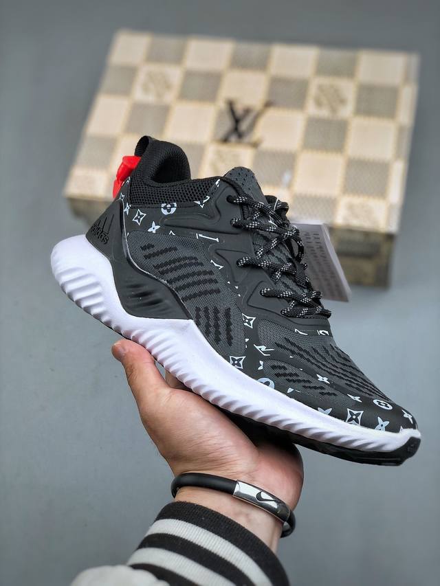 Alphabounce Instinct M 阿尔法这款跑步鞋，采用弹力鞋面，舒适贴合，旨在为专业跑步运动打造。中底力求助力足部内外侧运动。舒适贴合，Forge