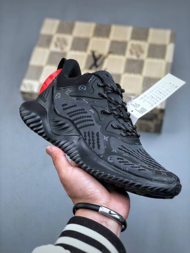 Alphabounce Instinct M 阿尔法这款跑步鞋，采用弹力鞋面，舒适贴合，旨在为专业跑步运动打造。中底力求助力足部内外侧运动。舒适贴合，Forge