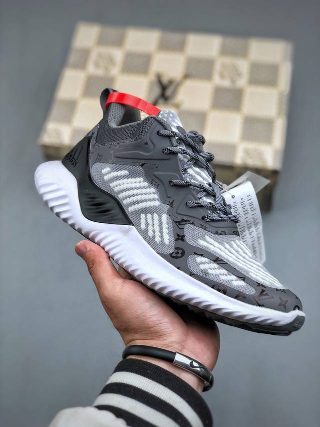 Alphabounce Instinct M 阿尔法这款跑步鞋，采用弹力鞋面，舒适贴合，旨在为专业跑步运动打造。中底力求助力足部内外侧运动。舒适贴合，Forge