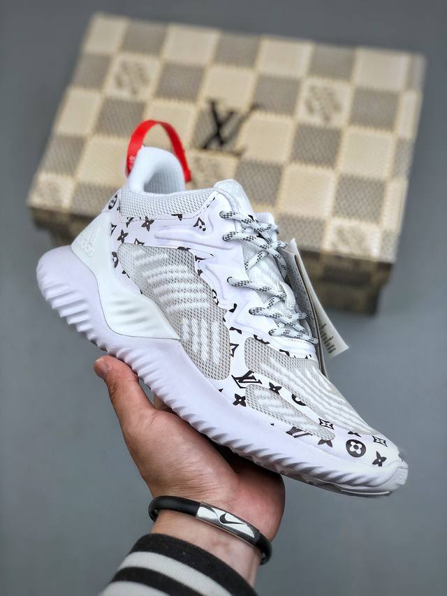 Alphabounce Instinct M 阿尔法这款跑步鞋，采用弹力鞋面，舒适贴合，旨在为专业跑步运动打造。中底力求助力足部内外侧运动。舒适贴合，Forge - 点击图像关闭