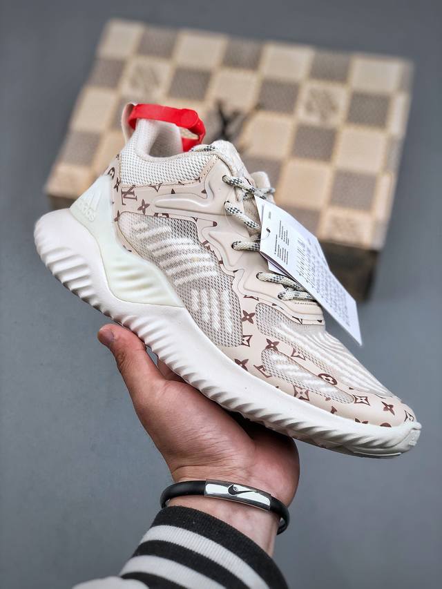 Alphabounce Instinct M 阿尔法这款跑步鞋，采用弹力鞋面，舒适贴合，旨在为专业跑步运动打造。中底力求助力足部内外侧运动。舒适贴合，Forge