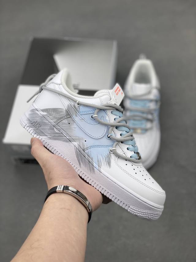 蓝色风暴”订制空军一号板鞋 该定制版球鞋选用原鞋款为Nike Air Force 1'07空军一号低帮休，设计灵感来源于风暴，鞋身以灰蓝为主色调，象征风暴中天空