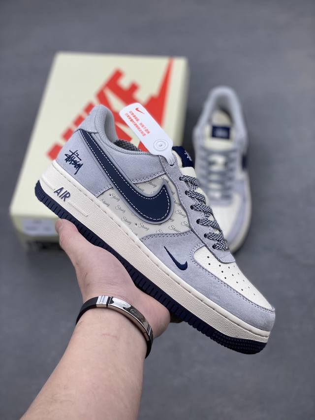 海外限量发售！公司级Nike Air Force 1 '07 Low “斯图西联名 灰蓝勾英文”空军一号 低帮 运动鞋 休闲鞋 折边针车 工艺难度大 原楦头原纸